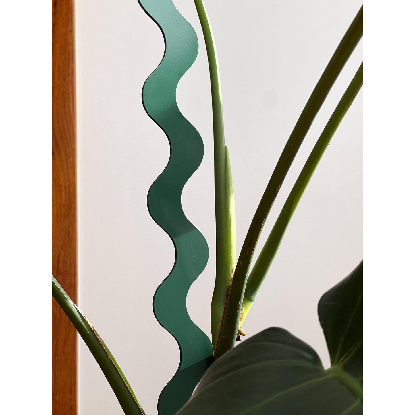 Wave III Plant Stake - Forest Green